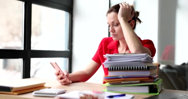 Dissatisfied Sad Woman Looks Phone Workplace Negative Emotions Reading Bad — Vídeos de Stock