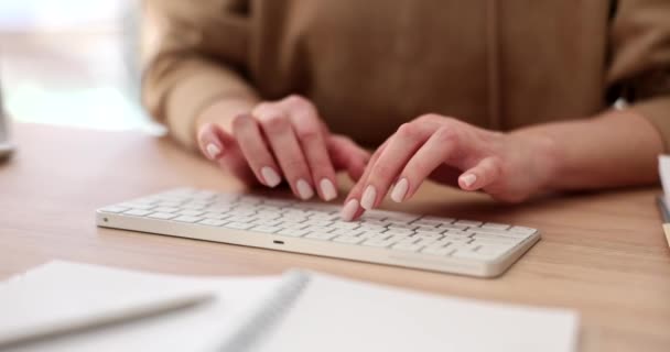 Kobieca Ręka Pisze Klawiaturze Komputera Biurze Praca Zdalna Jako Programista — Wideo stockowe