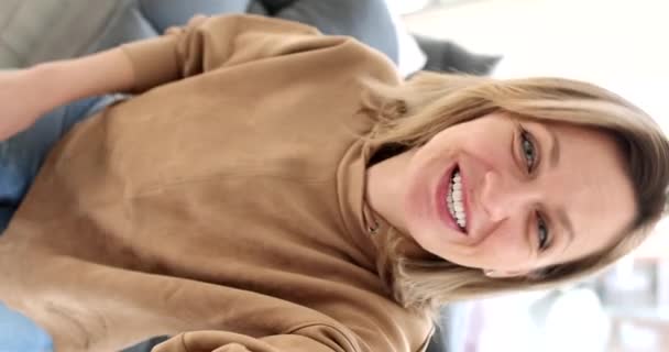 Ευτυχισμένη Νεαρή Γυναίκα Blogger Κρατώντας Σύγχρονο Smartphone Χαιρετώντας Χαμογελώντας Blogger — Αρχείο Βίντεο