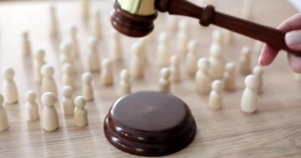 Суды Закон Деревянные Фигурки Людей Судья Молоток Международная Защита Прав — стоковое видео