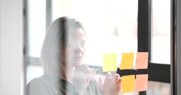 Business Women Mentor Writes Tasks Creative Ideas Sticky Tape Business — Video Stock