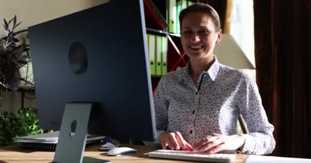 Feliz Mujer Negocios Sentada Lugar Trabajo Sonriendo Haciendo Gesto Corazón — Vídeos de Stock