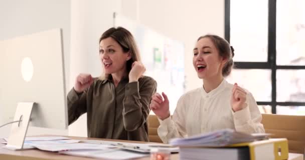 Başarılı Kadınları Ofis Filminde Ağır Çekimde Bilgisayarla Eğleniyorlar Takım Çalışması — Stok video