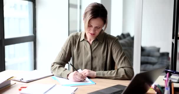 Bizneswoman Pisząca Ołówkiem Dokumentach Przy Stole Film Slow Motion Koncepcja — Wideo stockowe