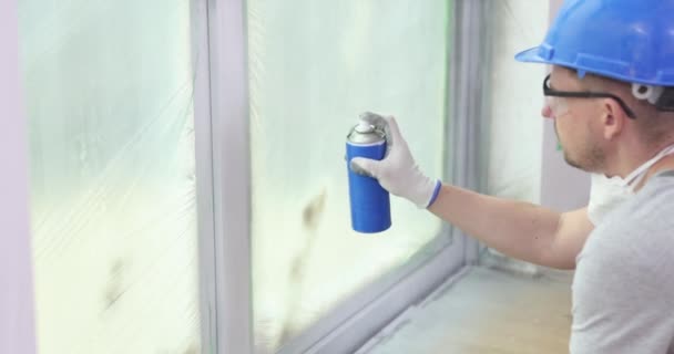 Bauarbeiter Streicht Fensterschicht Mit Weißer Sprühfarbe Reparatur Und Anstrich Von — Stockvideo