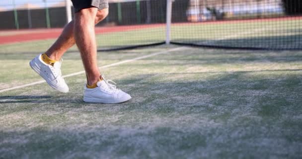 Πόδια Του Αθλητή Τένις Στο Γήπεδο Τένις Μπάλα Και Ρακέτα — Αρχείο Βίντεο