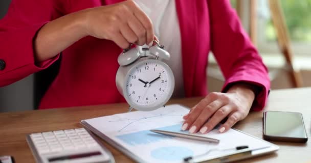 Mulher Negócios Segura Despertador Gerenciamento Tempo Mão Monitorização Horário Trabalho — Vídeo de Stock