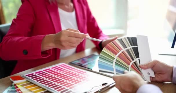 在办公室会见设计师和客户 讨论颜色的选择 带有彩色石板的创造性工作空间 — 图库视频影像