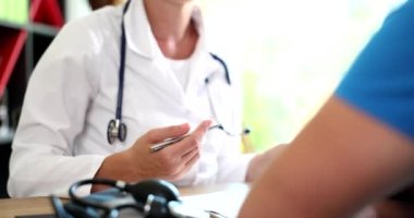 Doktor terapist hastayla konuşur, tıbbi teşhisi tartışır ve tartışır. Tıbbi semptomların açıklaması