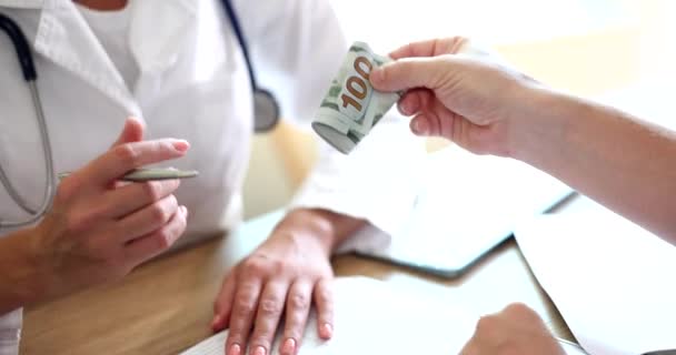 Ασθενής Βάζει Δολάρια Στην Τσέπη Του Γιατρού Στην Κλινική Ιατρική — Αρχείο Βίντεο