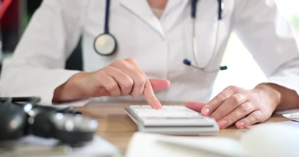 在临床健康保险计算中使用计算器的从业人员 医疗费用和收入费用 — 图库视频影像