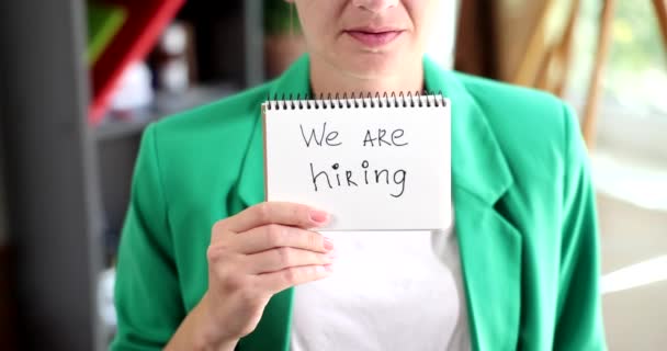 Διευθυντής Του Δείχνει Μια Διαφήμιση Μήνυμα Που Προσλαμβάνουμε Θέσεις Εργασίας — Αρχείο Βίντεο