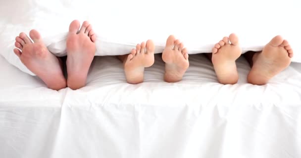 Drei Menschen Unter Einer Decke Mit Nackten Beinen Bett Gruppensex — Stockvideo