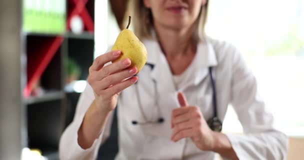 Doktor Diyetisyen Doktorun Elinde Sarı Armut Var Sağlıklı Beslenme Vitamin — Stok video