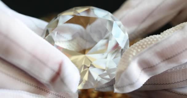 专家手拿着闪闪发光的大圆形钻石 在光线中显示出边缘的排列 检查宝石概念真实性的专业方法 — 图库视频影像