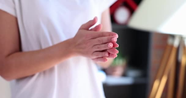Närbild Kvinna Gnugga Händerna Med Rengöringsmedel Gör Handmassage Egen Hand — Stockvideo