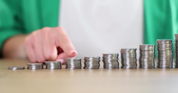 Affärskvinna Räknar Staplar Med Mynt Och Ökning Finansiella Inkomster Kontantinsättningar — Stockvideo