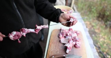 Izgara şişte kaburga eti pişir. Mangalda ızgara yapmak doğada