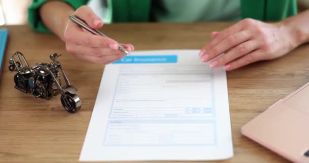 Insurance Agent Offers Insurance Form Customer Sign Close Deal Prevent — Vídeo de Stock