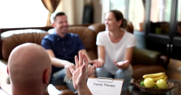 Frustrovaný Pár Problémy Schůzce Rodinným Terapeutem Psycholog Naslouchá Manželskému Páru — Stock video