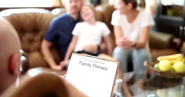 Terapeuta Familiar Escreve Notas Frente Casal Com Criança Durante Consulta — Vídeo de Stock