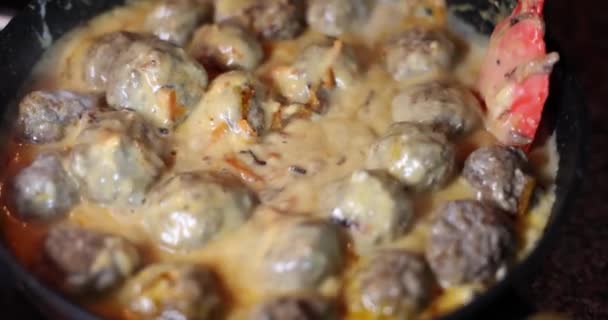 Delicious Homemade Meatballs Creamy Sauce Frying Pan Simmer Meatballs Pan — Videoclip de stoc