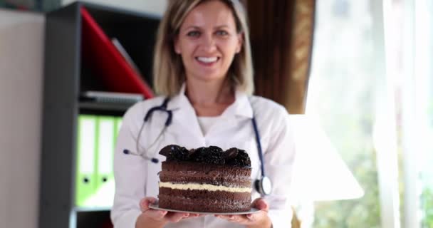 Nutritionist Holds Sweet Chocolate Cake Hands Harm Sugar Body — Video Stock