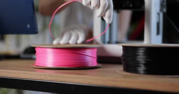 Інженер Рукавичках Працює Рожевим Пластиком Принтерів Друк Концепції — стокове відео