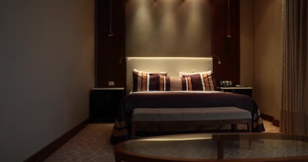 Прекрасна Стильна Готельна Кімната Ліжком Вечірньому Інтер Єрі Спальня Відтінках — стокове відео