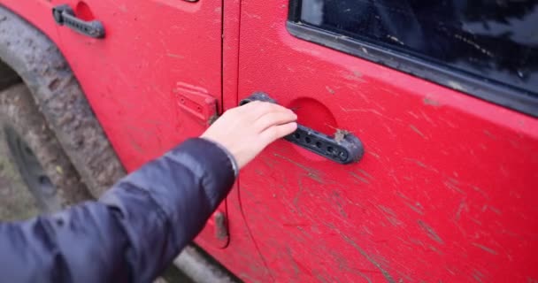 Manlig Förare Öppnar Dörren Till Smutsiga 4X4 Suv Skogsväg Grundläggande — Stockvideo