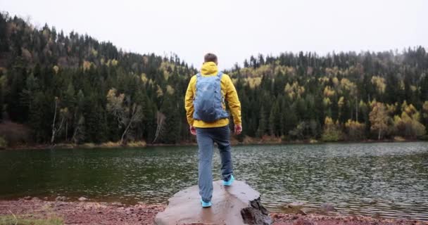 Adventure Tourist Enjoying Mountain Lake Mountain View Tourist Explores Travel — Stock videók