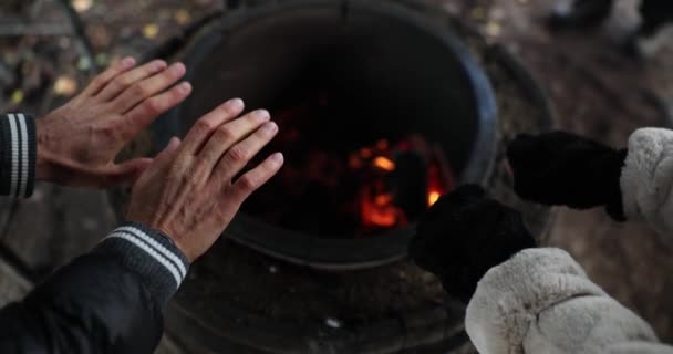 Homeless People Warm Hands Fire Tourists Travelers Warming Themselves Fire — Stockvideo