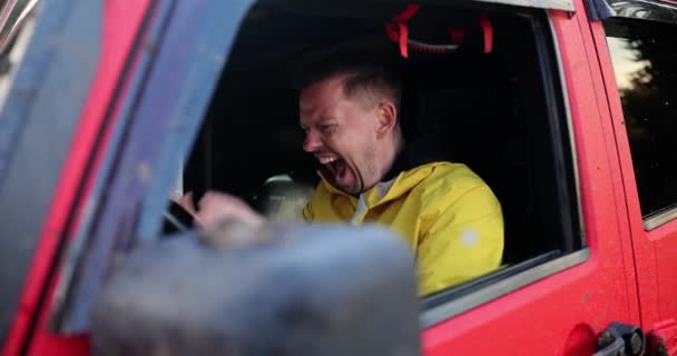 情绪化的男子汽车司机在车轮上尖叫 汽车司机的歇斯底里 愤怒和愤怒 — 图库视频影像