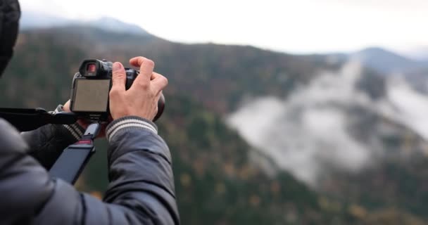 Фотограф Работой Горах Фотографирует Панораму Природы Блогер Фотограф Фотографирует Горы — стоковое видео