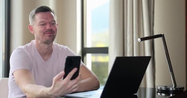 Joyeux Bel Homme Parlant Dans Chat Vidéo Ligne Sur Smartphone — Video