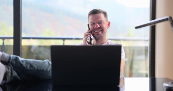 Freelancer Feliz Sucesso Está Negociando Remotamente Telefone Casa Escritório Parceiro — Vídeo de Stock