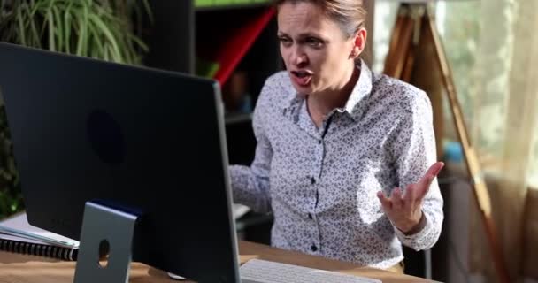 Portrait Angry Business Woman Frustrated Look Working Computer Office Outraged — Stockvideo