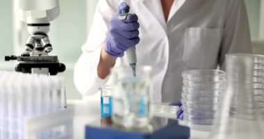 Bilim adamı, bilim laboratuarında su örnekleriyle çalışıyor. Su kalitesi testi ve sudaki oksijenin azmi