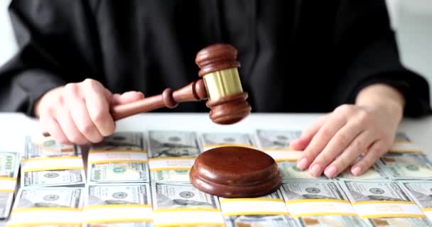 Sędzia Używający Młotka Wydania Wyroku Sądzie Korupcja Rachunków Dolarowych Inwestycje — Wideo stockowe