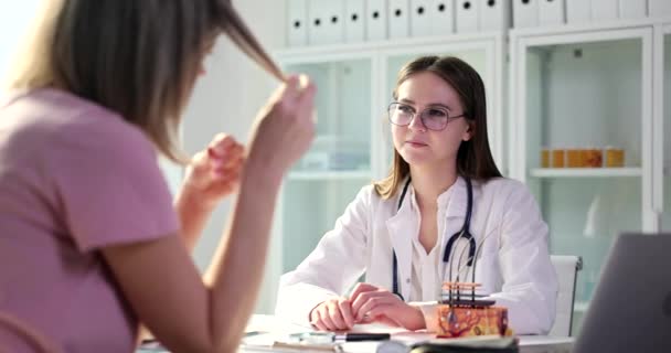 Doctor Trichologist Discusses Problem Split Ends Woman Clinic Pharmacological Products — Vídeos de Stock