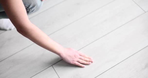 Χειροκίνητος Έλεγχος Για Σκόνη Ξύλινο Πάτωμα Συμβουλές Αφαίρεσης Σκόνης — Αρχείο Βίντεο