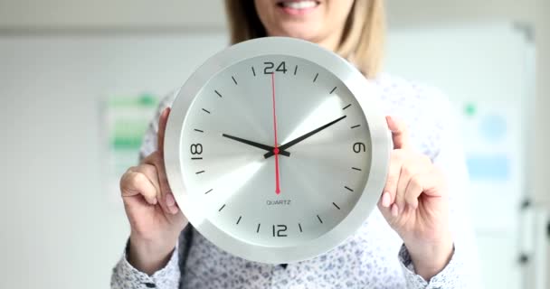 笑着的女人拿着大钟在办公室里 时间管理议程和工作时间控制 — 图库视频影像