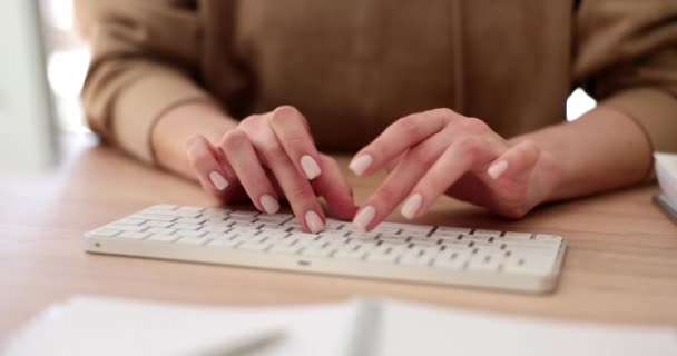 Las Manos Mujer Oficina Están Escribiendo Teclado Blanco Trabajo Remoto — Vídeo de stock