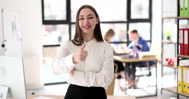 Piękna Uśmiechnięta Bizneswoman Pokazująca Kciuk Górę Gestu Biurze Konsultant Biznesowy — Wideo stockowe