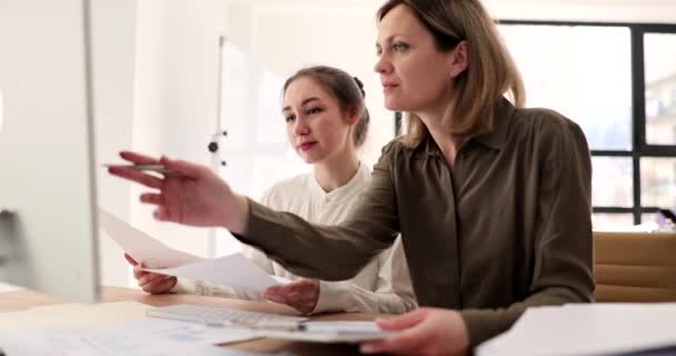 Woman Holds Financial Report Gives Advice Work Colleague Partner Teamwork — Vídeo de stock