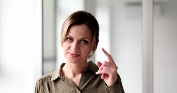 Portrait Young Office Woman Smiling Showing Gesture Think Creative Thinking — Video Stock