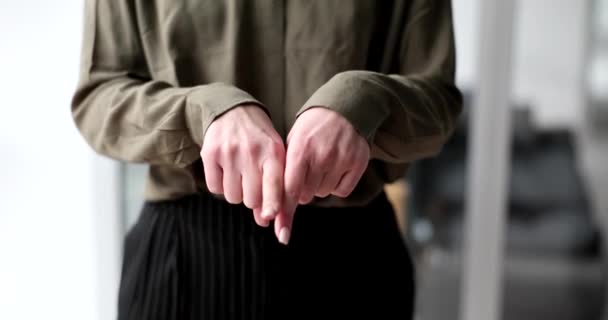 女人的手指在一起做手势手拉手一起工作 在冲突中谈判妥协情绪的能力 — 图库视频影像