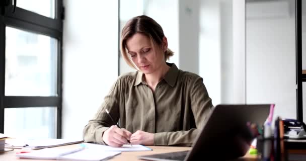悲しい女性はオフィスで新しいアイデアやリッピング紙を書きます 創造的な危機と負の感情 — ストック動画