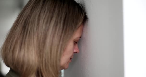 Momento Vida Difícil Mujer Cansada Tensa Apoyada Contra Pared Chica — Vídeos de Stock