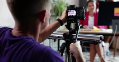 Şirket iş görüşmesi sırasında iş kadınıydım. Bir iş blogu ve eğitim yöneticisini filme alan kameraman